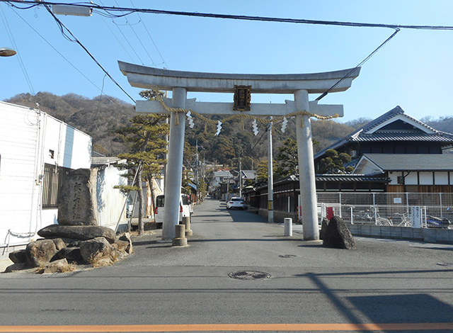 大里寺跡、東高野街道に面する鐸比古鐸比賣神社鳥居の画像