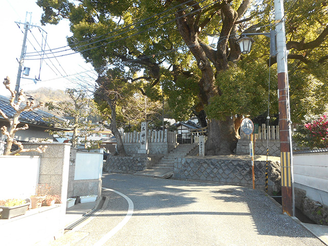 智識寺跡にある石神社の画像